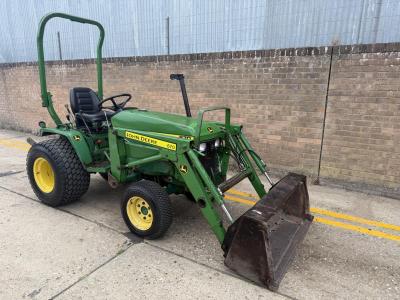 John Deere 670 Loader